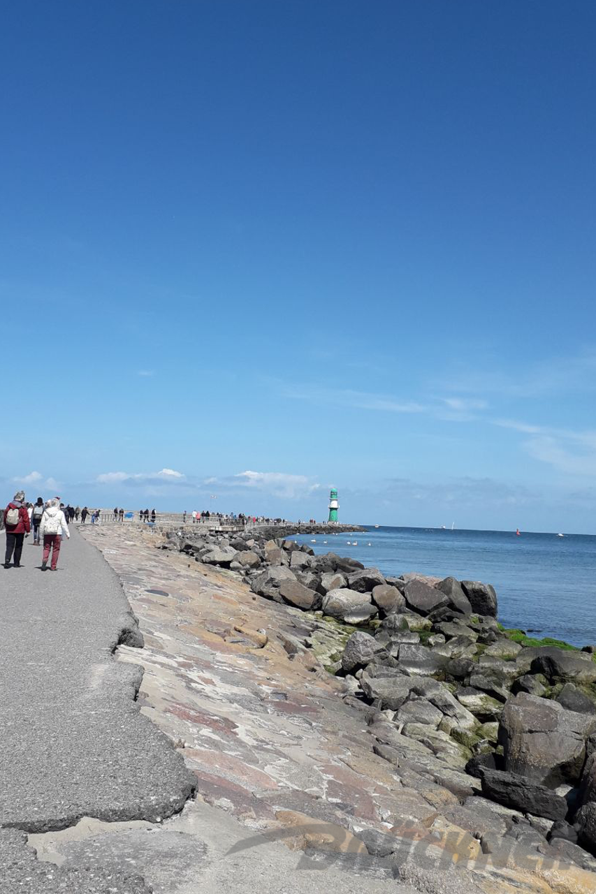 Auf der Mole in Warnemünde